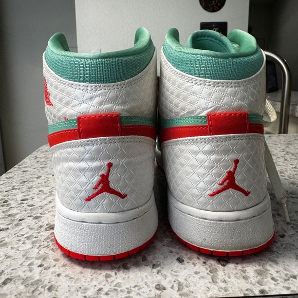 Air Jordan 1 Retro GG Verde Suede Sneakers - Picture 3 of 7